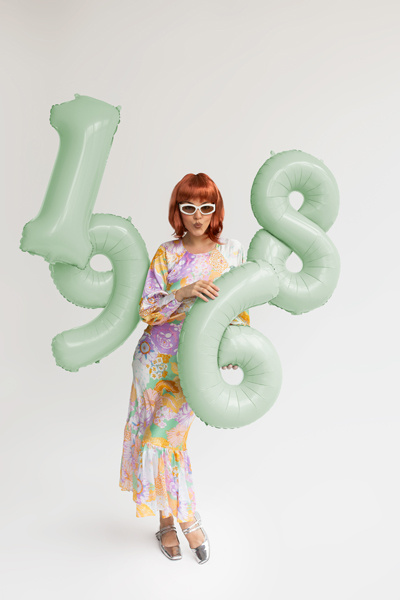 Balon foliowy Cyfra 8 72cm zieleń – widok z boku