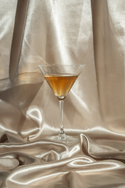 Satyna gładka zimne złoto - zbliżenie na fakturę materiału