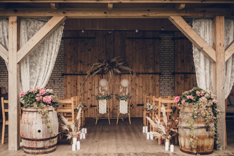 Łapacz snów z piórkami – detal dekoracji