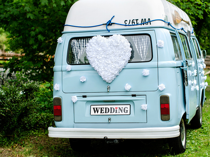 Zbliżenie na białe różyczki do przylepiania