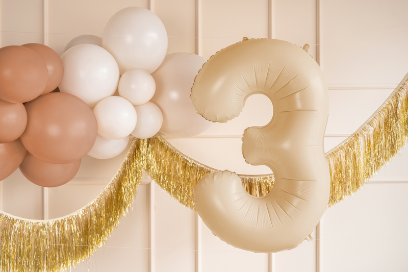 Beżowy balon cyfra 3 – dekoracja na przyjęcie