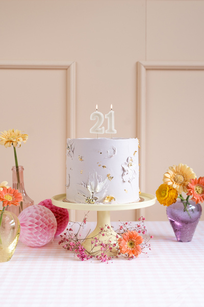 Beżowa świeczka urodzinowa cyfra 2 w opakowaniu