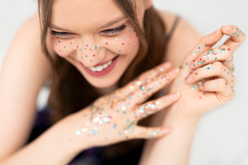 Brokat w różnych kolorach – efekt na twarzy