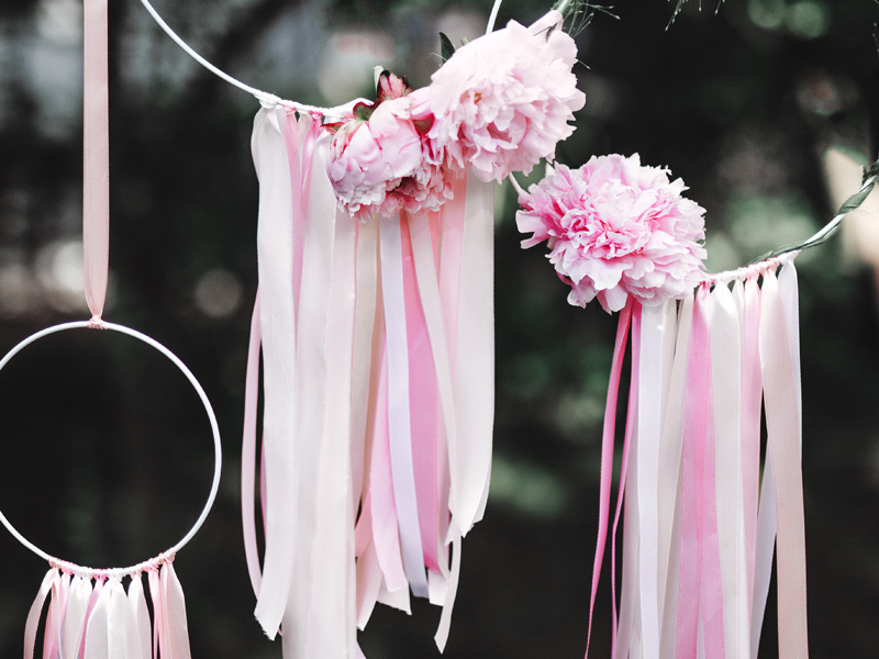 Zbliżenie na tasiemkę satynową białą 6mm/25m