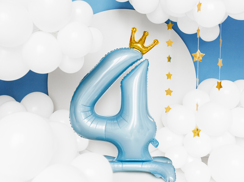 Stojący balon cyfra 4 błękitny na przyjęciu
