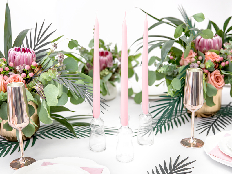 Zbliżenie na świecę stożkową matową jasnoróżową