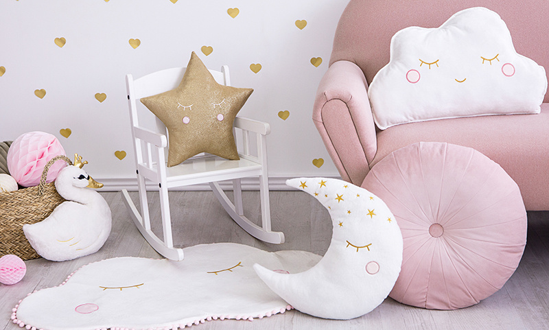 Poduszka Little Star Księżyc – zbliżenie na hafty