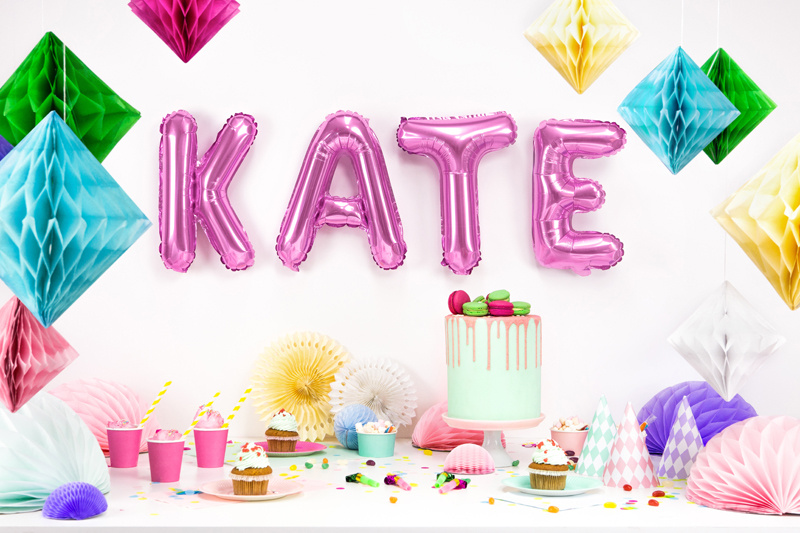 Balon foliowy Litera K 35cm ciemny różowy z bliska