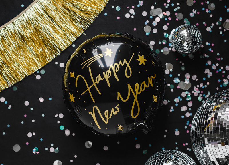 Czarny balon Happy New Year z bliska