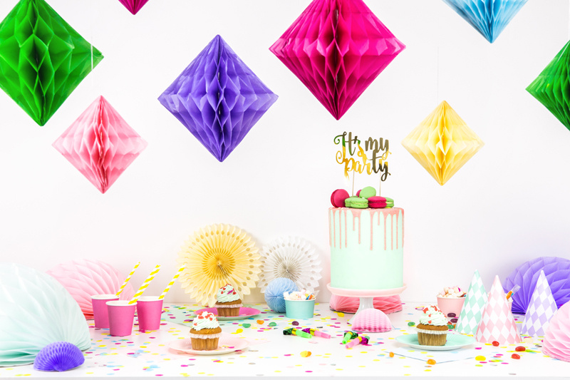 Diament bibułowy zawieszony pod sufitem