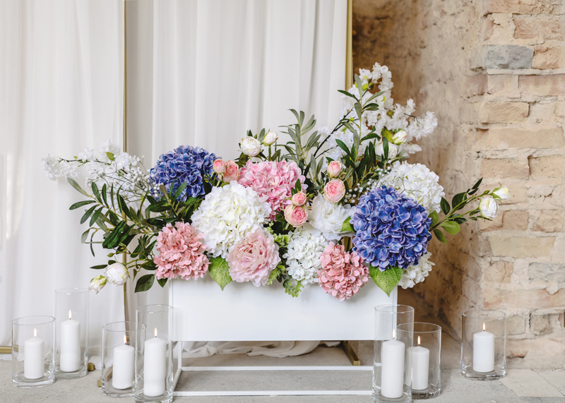 Róża sztuczna jasny krem – aranżacja w wazonie