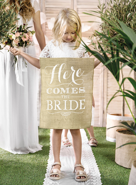 Baner jutowy Here comes the bride – zastosowanie na ceremonii