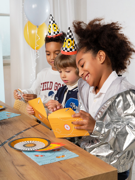 Zaproszenia Autko - zestaw na stole