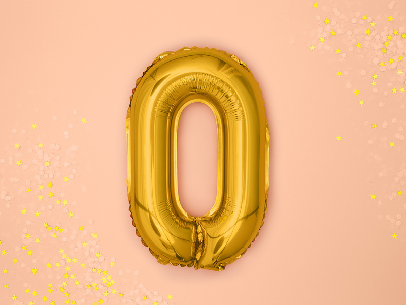 Balon foliowy cyfra 0 złoty – aranżacja na imprezie
