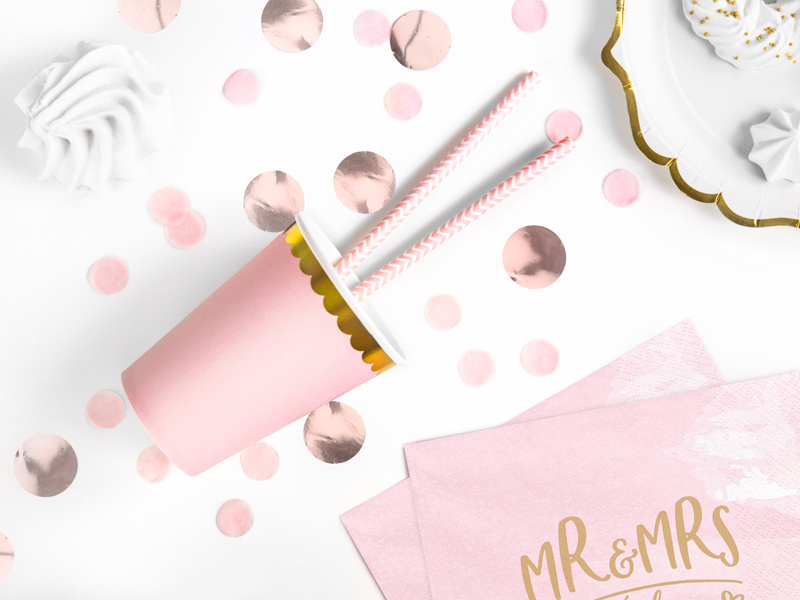 Detal złotego brzegu kubeczka papierowego