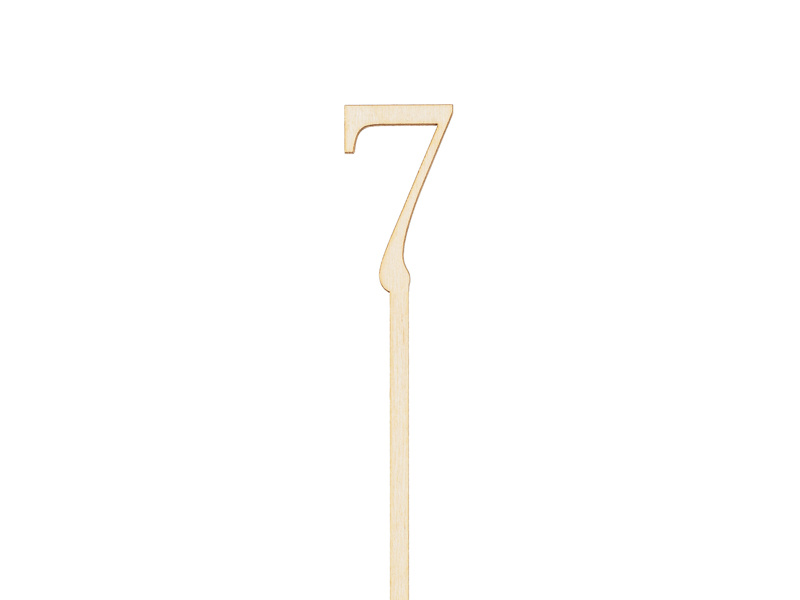 Drewniane numery na stół z bliska