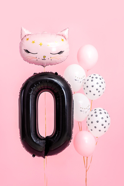 Balon foliowy cyfra 0 czarny na tle ściany