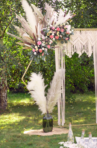 Makrama złamana biel na ścianie w aranżacji