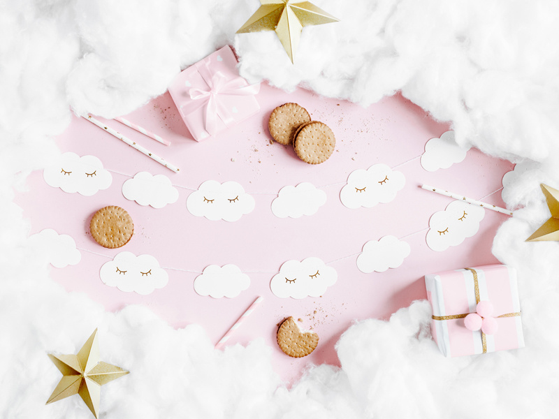 Girlanda Little Star Chmurki na tle łóżeczka dziecięcego