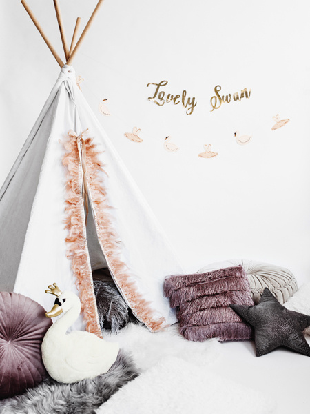 Poduszka Lovely Swan - prezentacja rozmiaru