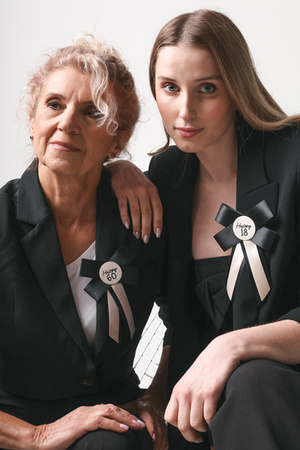 Kotylion na 18 urodziny, kremowo-czarny, 11x17 cm