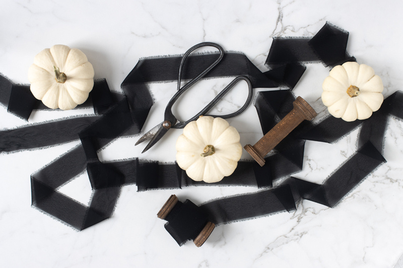 Czarna wstążka szyfonowa 40mm/10m – rozwinięta na białym tle