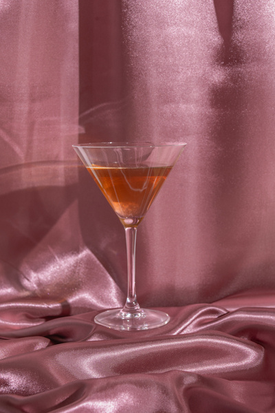 Satyna gładka ciemnoróżowa – zbliżenie na fakturę tkaniny