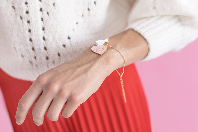 Zbliżenie na kartkę i bransoletkę