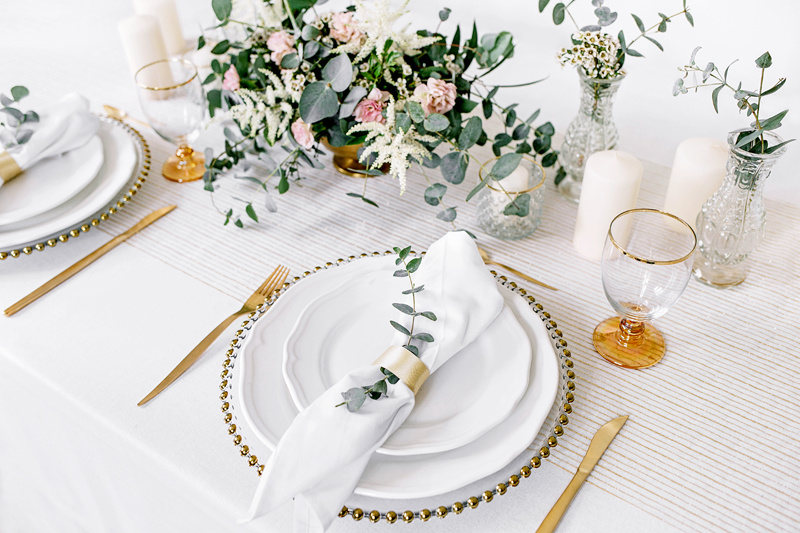 Brokatowy nadruk na białej organzie