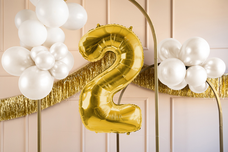 Balon foliowy Cyfra 2 jasny złoty w dekoracji