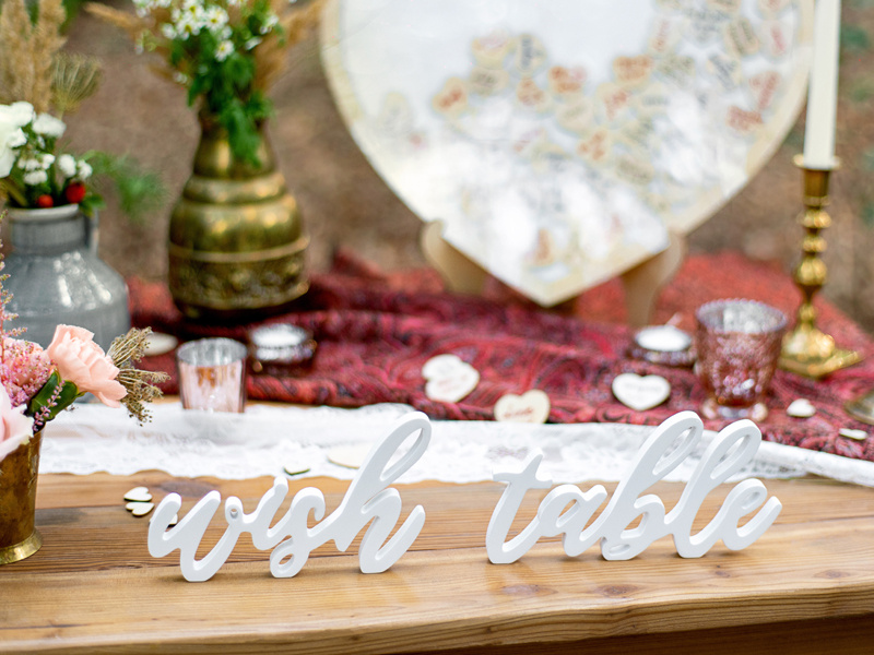 Drewniany napis Wish table detal