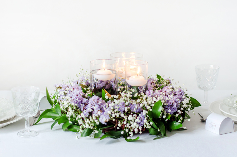 Świece pływające w aranżacji stołu