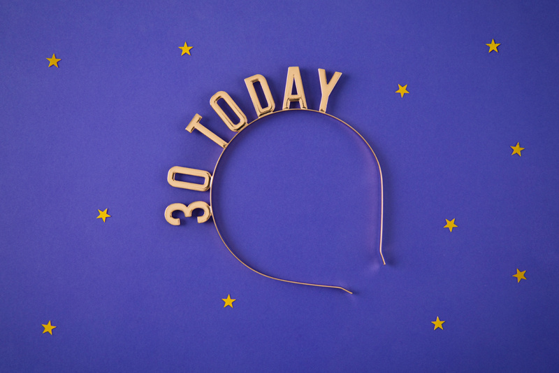 Opaska 30 Today złoty – detal napisu