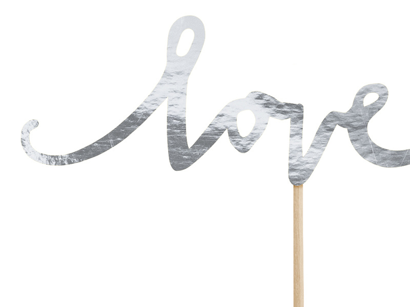 Srebrne dekoracje do muffinek Love – zbliżenie