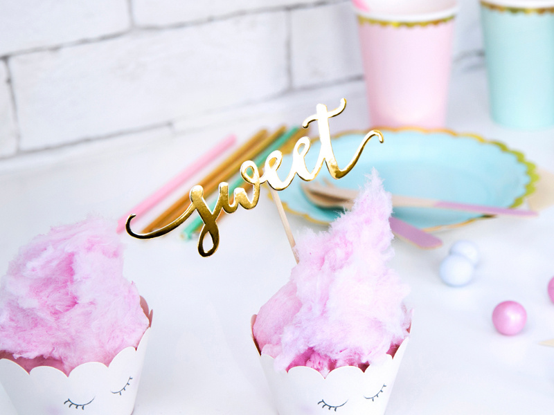 Dekoracje do muffinek Love – zbliżenie na szczegóły złotego napisu