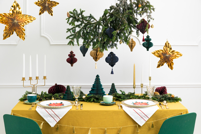 Bombka papierowa honeycomb Latarnia granatowa na tle ściany