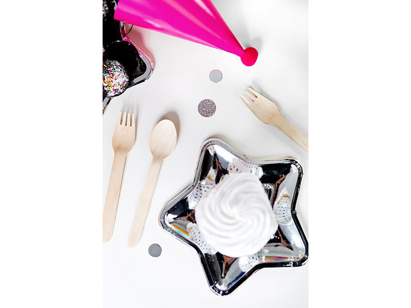 Talerzyki Gwiazdka srebrny 18cm - na stole