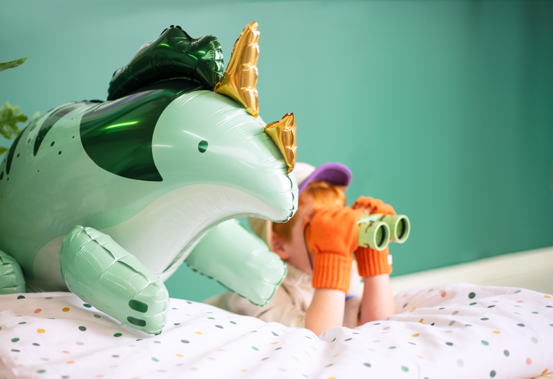 Balon foliowy Triceratops zielony – zbliżenie na głowę
