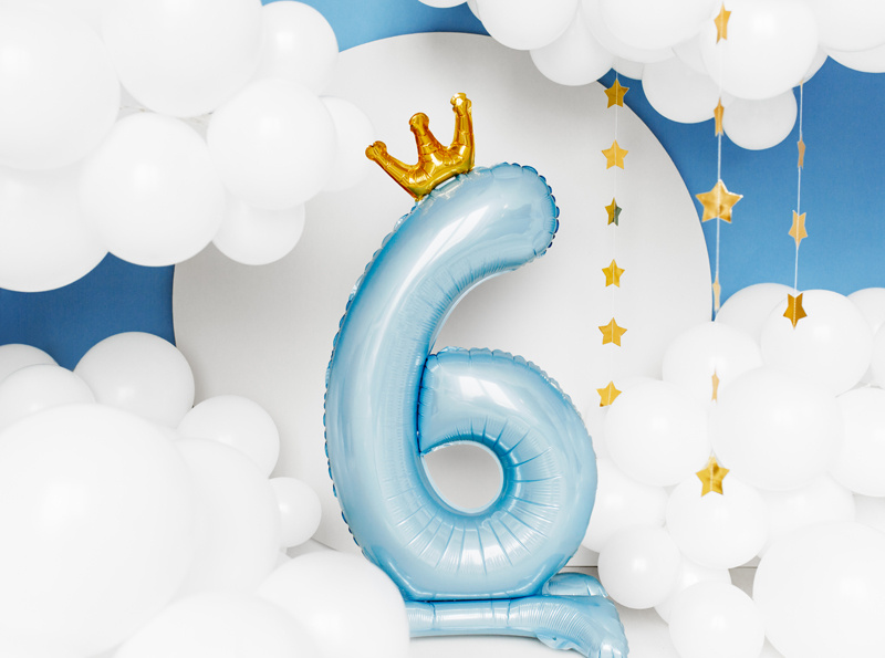 Stojący balon foliowy cyfra 6 błękitny – prezentacja produktu z boku