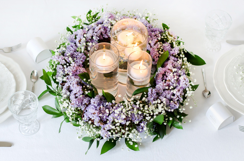 Dekoracja z białymi świecami pływającymi