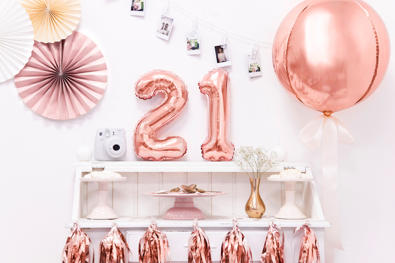 Balon foliowy cyfra 2 różowe złoto – zbliżenie