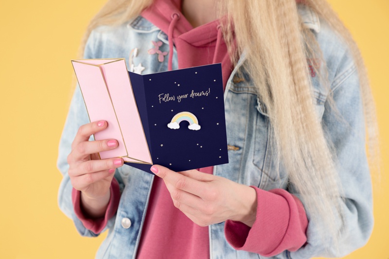 Zbliżenie na kopertę i kartkę z pinem