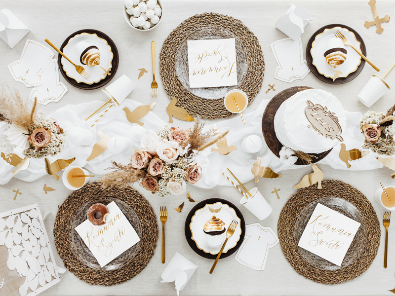 Zbliżenie na detal serwetki Komunia Święta