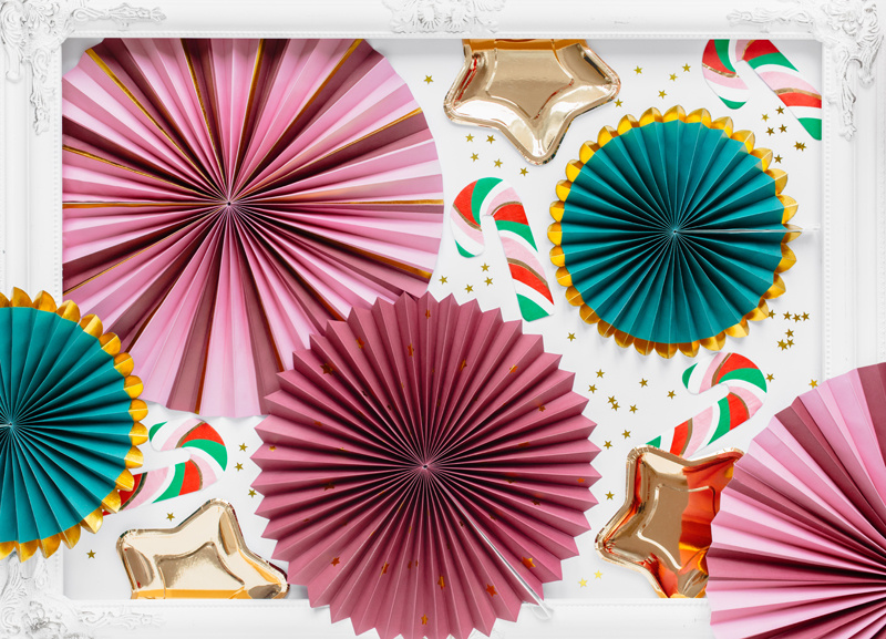 Rozety dekoracyjne papierowe na ścianie