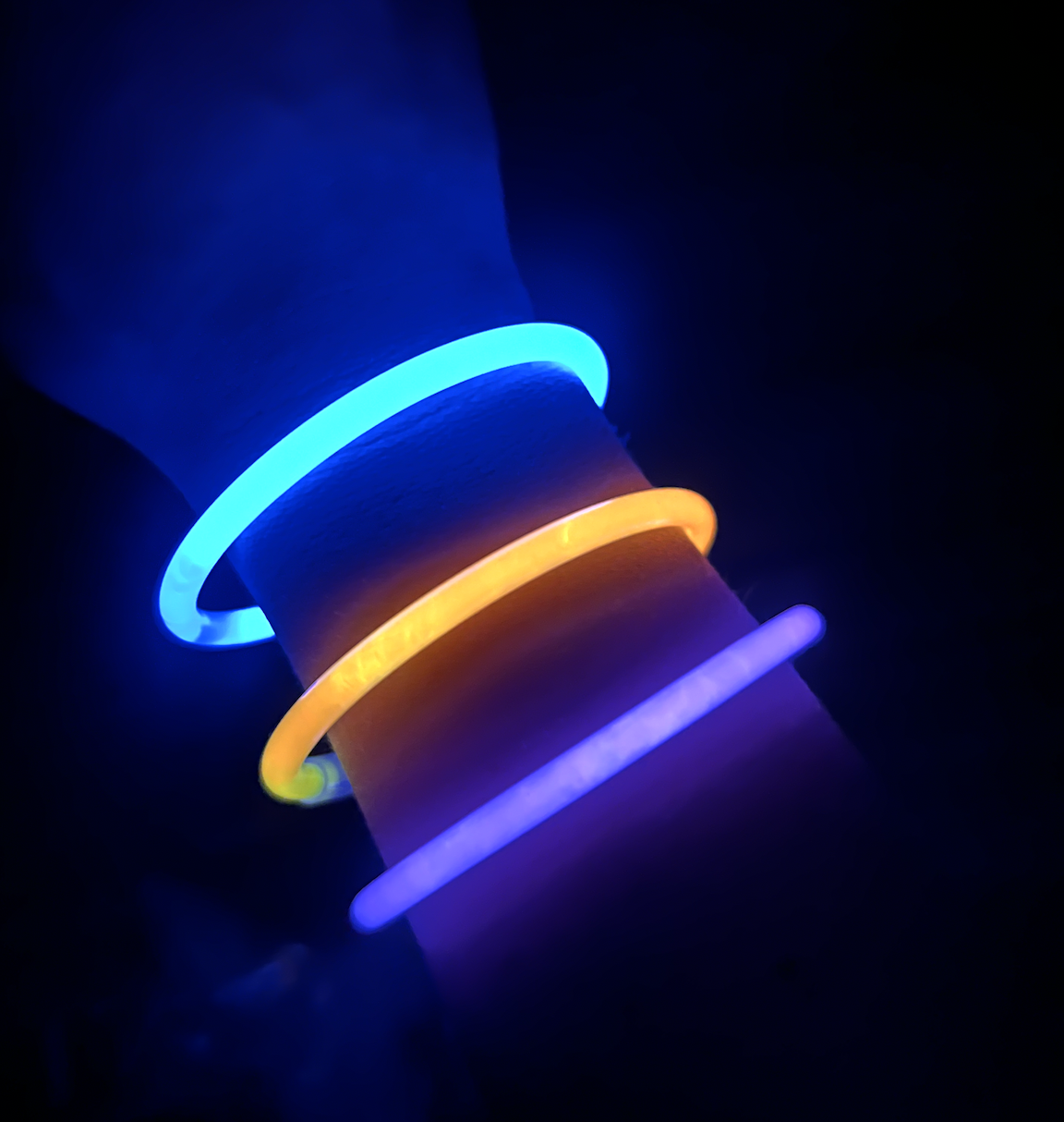 Kolorowe bransoletki glow sticks - różnorodne zastosowania