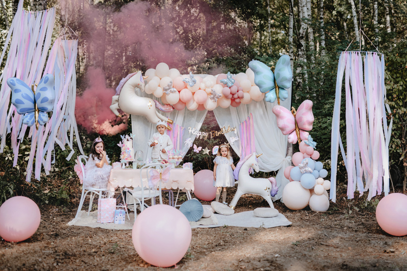 Stojący balon foliowy Jednorożec – aranżacja w pokoju dziecięcym