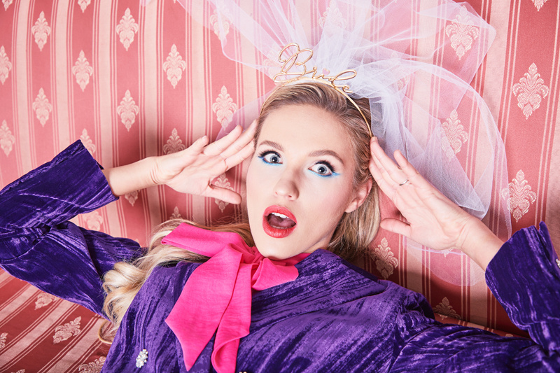 Złoty napis Bride na opasce