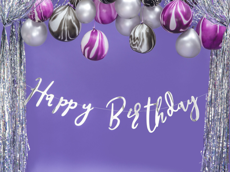 Srebrny baner Happy Birthday – wyjątkowa oprawa każdej uroczystości