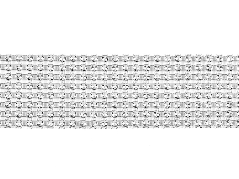 Zbliżenie na taśmę z cyrkoniami – srebrny połysk