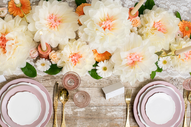 Kwiaty bibułowe w różnych rozmiarach – aranżacja